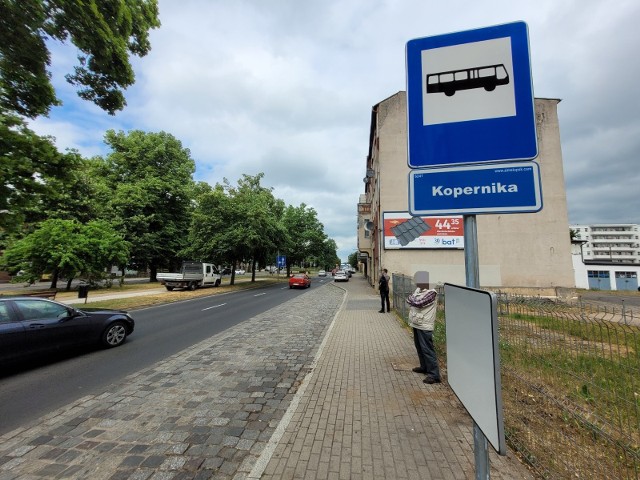 Od kilku dni brakuje wiat na przystankach po obu stronach ulicy Kopernika w Słupsku. W zamian postawiono tam metalowe słupy, które czekały na oznakowanie jako przystanek autobusowy oraz na rozkłady jazdy. Mieszkańcy zastanawiali się, czy w takim razie przystanki nadal funkcjonują i czy warto czekać na autobus.
