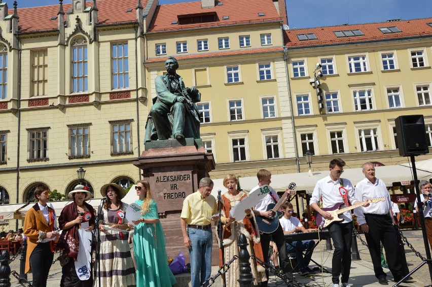 Wrocław: Fredro świętował 222 urodziny. Tak śpiewano mu w Rynku (FILM, ZDJĘCIA)