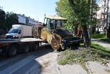 Walec drogowy zsunął się z naczepy ciężarówki na osiedlu KSM w Kielcach. Utrudnienia na drodze [ZDJĘCIA]