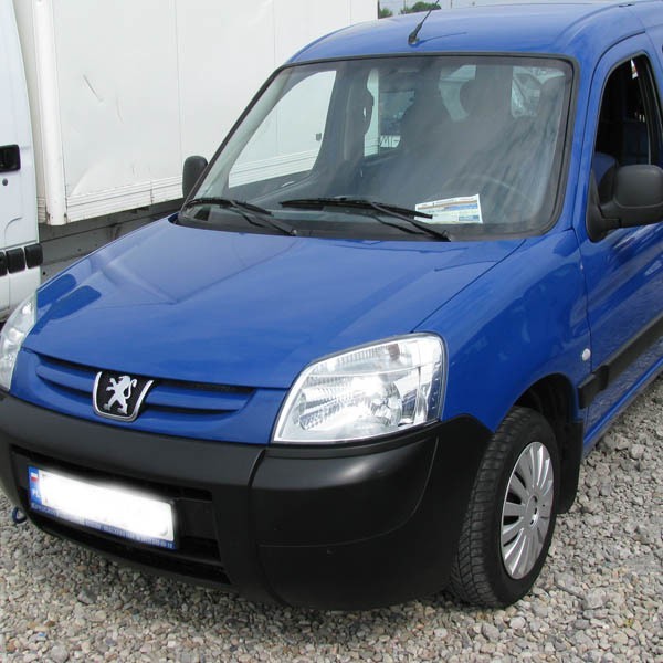 Peugeot PartnerSilnik 1,9 Diesel, przebieg 140000 km. Rok produkcji 2005. Wyposazenie: poduszka powietrzna, wspomaganie kierownicy. Cena 22700 zl.