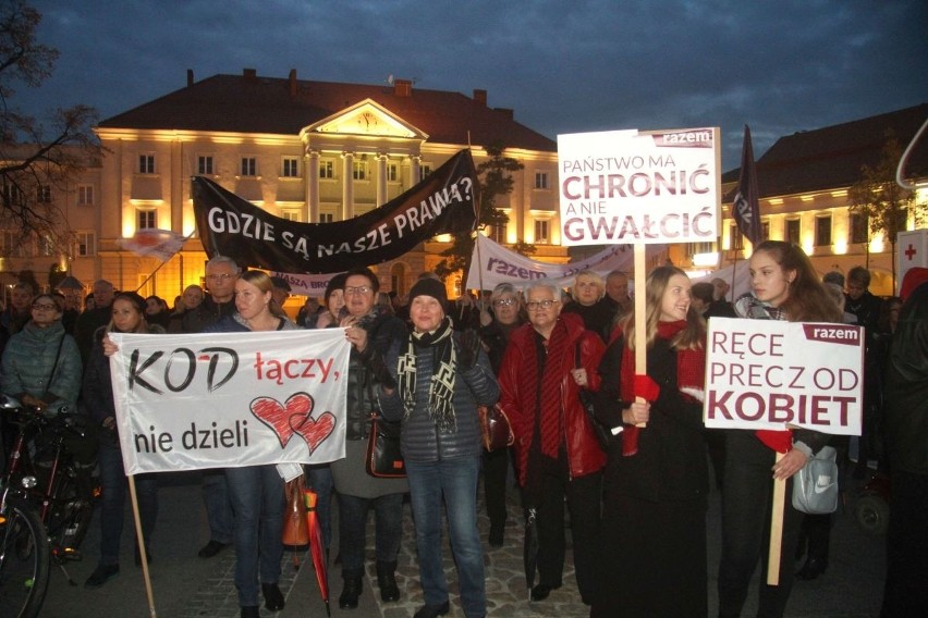 Ogólnopolski Strajk Kobiet w Kielcach. Mówili „nie”, rozkładając parasolki (ZDJĘCIA)