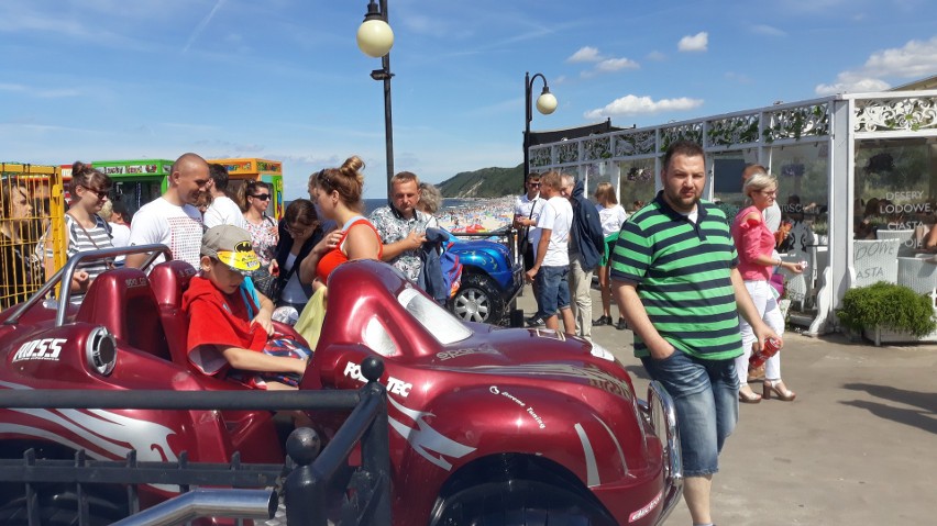 Weekend w Międzyzdrojach. Tłumy na plaży i promenadzie 