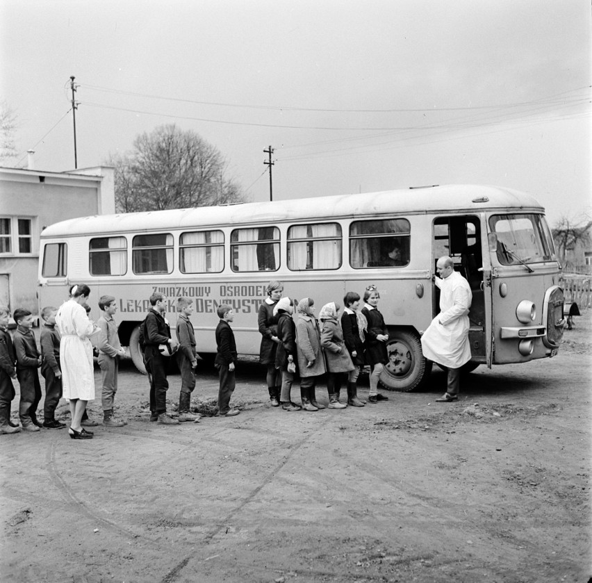 Braniewo 04.1969. Dzieci oczekujące na badanie dentystyczne...