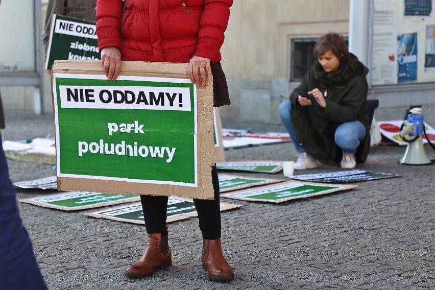 Mieszkańcy Wrocławia protestowali dziś (12 kwietnia) pod...