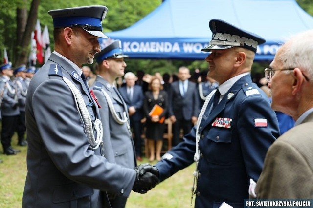 Uhonorowano bohaterskich policjantów - na zdjęciu aspirant Tomasz Krężołek i sierżant Kamil Klauziński z Komisariatu Policji w Morawicy z komendantem wojewódzkim, nadinspektorem doktorem Jarosław Kaletą.