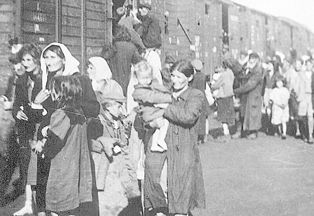 Załadunek Żydów z getta w Siedlcach do pociągu, który zawiezie ich  do obozu zagłady w Treblince. Rok 1942.