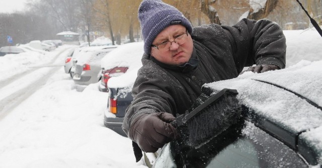 Pan Mieczysław wścieka się, że administracja nie zgarnia śniegu z parkingu