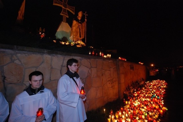 Pod Figurą Jana Pawła II znowu zapłoną tysiące zniczy