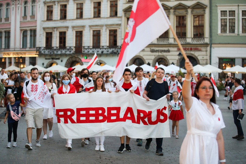 Kraków. Marsz pamięci rok po sfałszowanych wyborach prezydenckich na Białorusi [ZDJĘCIA]