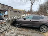 Sądny dzień i noc na Śląsku. Silny wiatr łamał konary drzew. Uszkodzone są dachy i samochody. Gdzie interweniowali strażacy? ZDJĘCIA