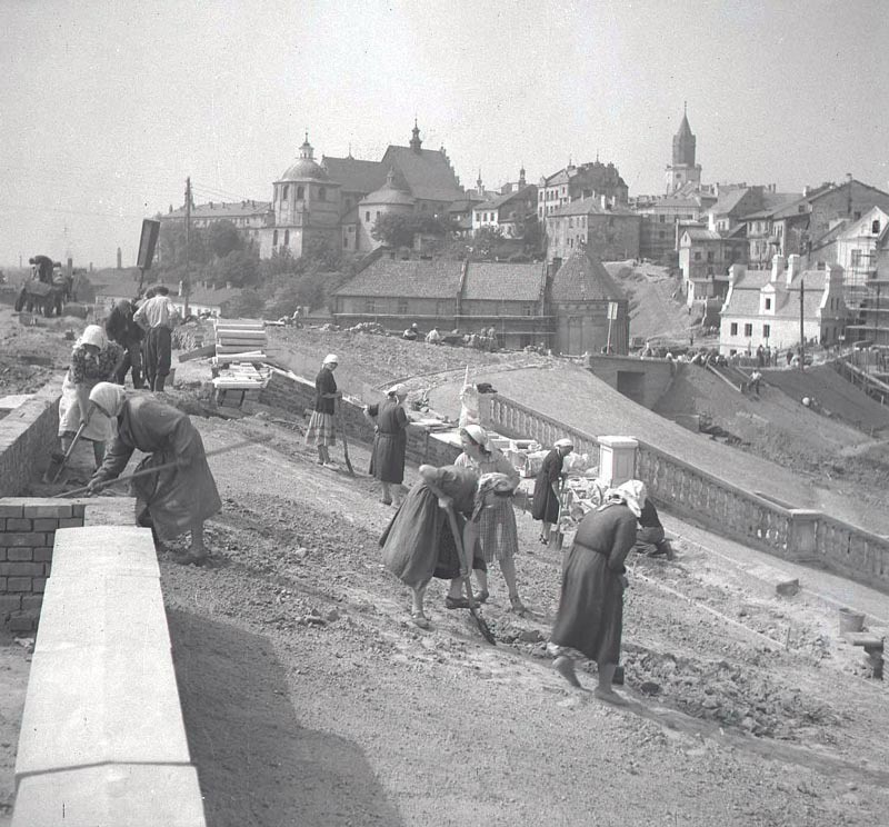 Prace porządkowe wokół Zamku Lubelskiego, lipiec 1954 r....