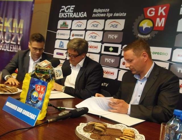 Podpisanie umowy z firmą Mr. Garden w GKM Grudziądz Od lewej Adam Goliński, Piotr Leszkowicz (obaj Mr. Garden) oraz prezes GKM S.A. Arkadiusz Tuszkowski