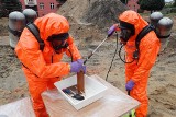 Saperzy i chemicy w akcji. Żołnierze sprawdzali znalezione pojemniki z chemikaliami