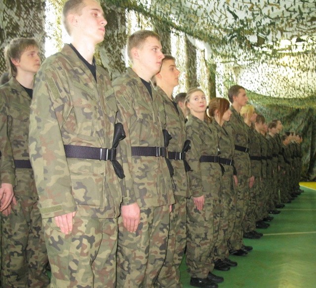 We wtorek 60 uczniów klasy o profilu mundurowym w Zespole Szkół w Dąbrowie Białostockiej złożyło ślubowanie.