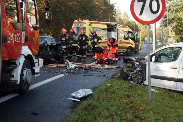 Jak nas poinformowała sierż. szt. Monika Sadurska, oficer prasowy Komendy Miejskiej w Słupsku, około godz. 10 na drodze nr 6 w Reblinie w pobliżu skrzyżowania z drogą powiatową w kierunku Słonowic, doszło do czołowego zderzania dw&oacute;ch samochod&oacute;w - volkswagena passata i peugeota partnera.- Ze wstępnych ustaleń wynika, że kierowca volkswagena jadący w kierunku Słupska z niewyjaśnionych przyczyn zjechał na przeciwny pas ruchu i doprowadził do zderzenia z peugeotem - m&oacute;wi Monika Sadurska.W wyniku zderzenia 72-letni kierowca passata zginął na miejscu. Peugeotem jechało dw&oacute;ch mężczyzn - 22-letni kierowca i 40-letni pasażer. Obaj z og&oacute;lnymi potłuczeniami trafili na słupski SOR. Kierowcę peugeota sprawdzono na obecność alkoholu w wydychanym powietrzu. Był trzeźwy. Objazdy:Łosino -&gt; Warcino, SuchorzeBolesławice -&gt; Warcino, SuchorzeWarszkowo -&gt; ciężar&oacute;wki kierowane są na Warcino natomiast osob&oacute;wki na Swołowo.&lt;script async defer class=&quot;XlinkEmbedScript&quot; data-width=&quot;640&quot; data-height=&quot;360&quot; data-url=&quot;//get.x-link.pl/08e566fd-8f3e-2c65-62d7-109c67a00b57,7482a73f-5a4e-e712-52af-edae2f5f0902,embed.html&quot; type=&quot;application/javascript&quot; src=&quot;//prodxnews1blob.blob.core.windows.net/cdn/js/xlink-i.js?v1&quot;&gt;&lt;/script&gt;