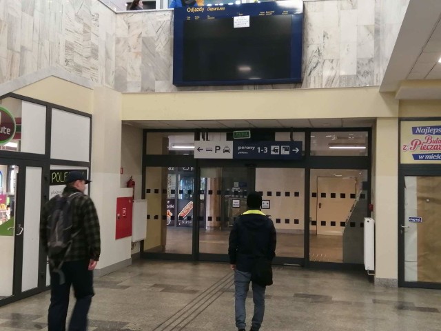 W poczekalni w budynku dworca kolejowego w Radomiu nie działają wyświetlacze, i nie wiadomo, kiedy zaczną funkcjonować.