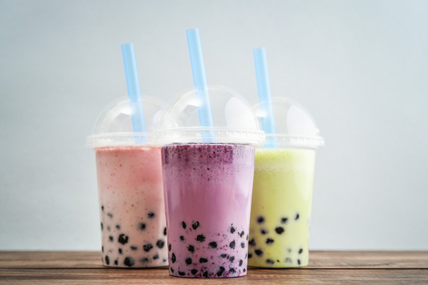 W sklepach bubble tea przygotowuje się na bazie syropów...