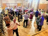 Świetna zabawa seniorów z Rosoch na balu z okazji Dnia Seniora