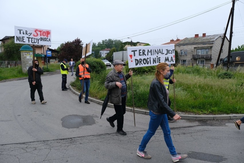 Mieszkańcy Sławkowa protestowali przeciwko tirom na ul....