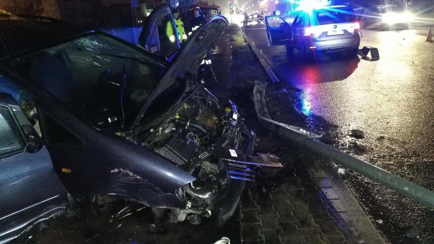 Radom. Wypadek na ulicy Słowackiego. Samochód ściął dwie latarnie. Kierowca zasnął?