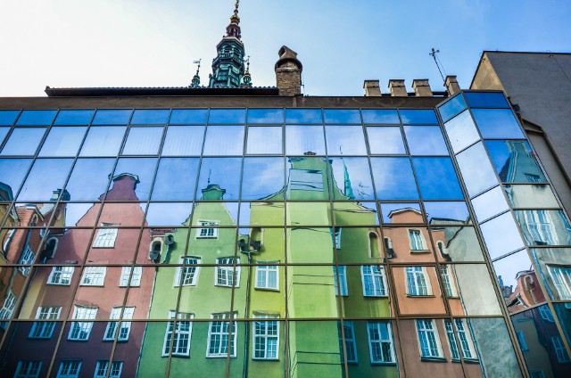 Nawet bardzo znane budynki, odbite w szybach okien lub samochodów, nabierają nowych, czasem zupełnie niesamowitych kształtów. Poznajecie te miejsca?