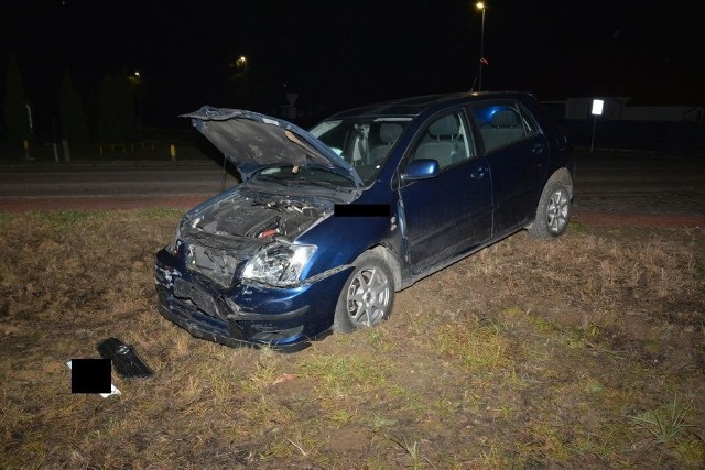 Dyżurny lubaczowskiej komendy policji otrzymał zgłoszenie o zdarzeniu drogowym, do którego doszło na jednej z ulic Lubaczowa. Kierująca volkswagenem nie ustąpiła pierwszeństwa przejazdu i doprowadziła do zderzania z prawidłowo jadącą toyotą. W wyniku doznanych obrażeń do szpitala trafiła pasażerka toyoty.Sprawcą zdarzenia okazała się 42-letnia mieszkanka Lubaczowa. Badanie stanu trzeźwości wykazało ponad 2,5 promila alkoholu w jej organizmie. 42-latka straciła już prawo jazdy. Kobiecie grozi kara pozbawienia wolności do 2 lat, zakaz prowadzenia pojazdów mechanicznych oraz wysoka grzywna.Zobacz też: Pijany kierowca opla potrącił dwie kobiety. Nie żyje 72-letnia piesza