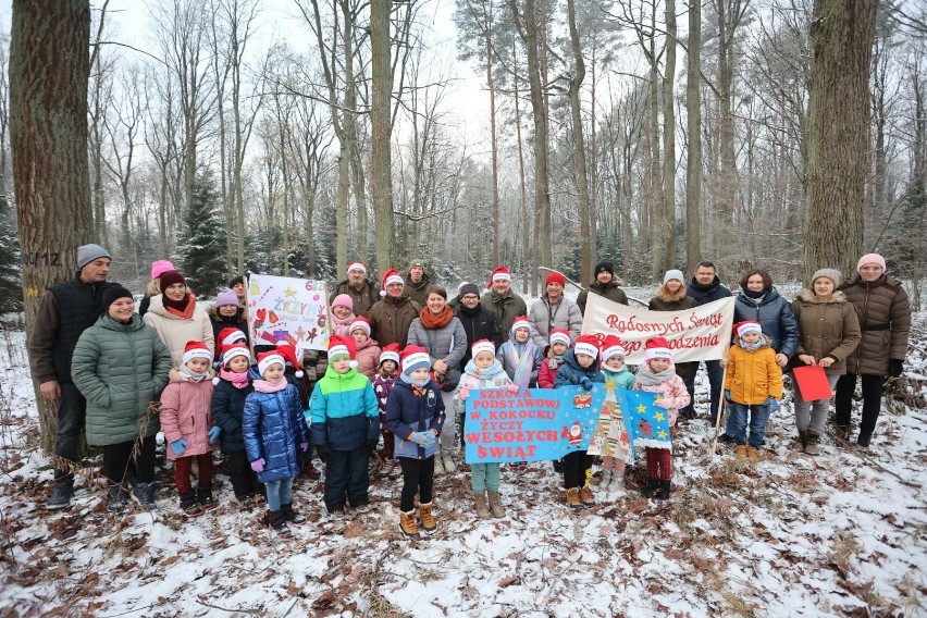 Uczniowie i przedszkolaki z gminy Unisław pomagali dziś...