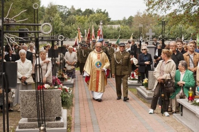 Uroczystości na cmentarzu w Swaryszowie w 70-rocznicę pacyfikacji wsi.