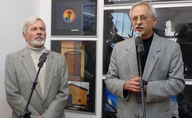 Uroczystego otwarcia przeglądu dokonał Bogdan Ptak (z prawej), szef buskiej Galerii Zielona. Obok - Piotr Kaleta, fotografik i pomysłodawca "Ponidzia w obiektywie".