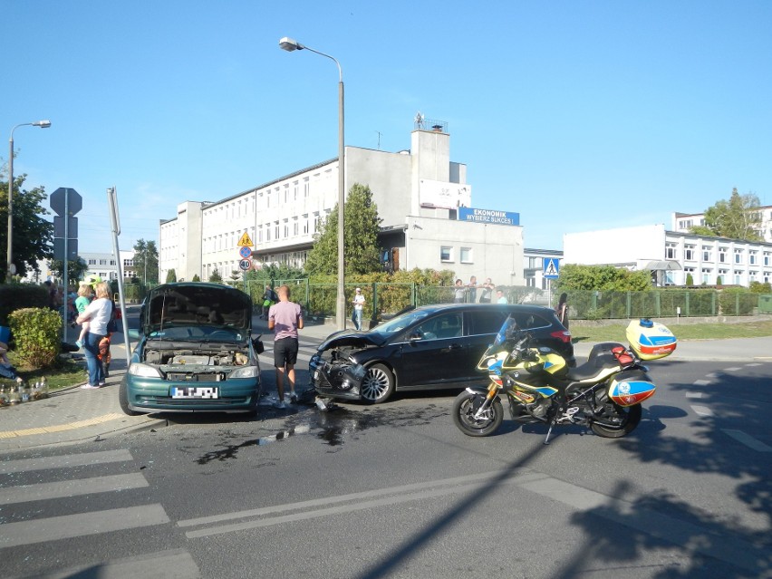 Dwa samochody i motocykl zderzyły się na ulicy Głowackiego w Bydgoszczy [zdjęcia]