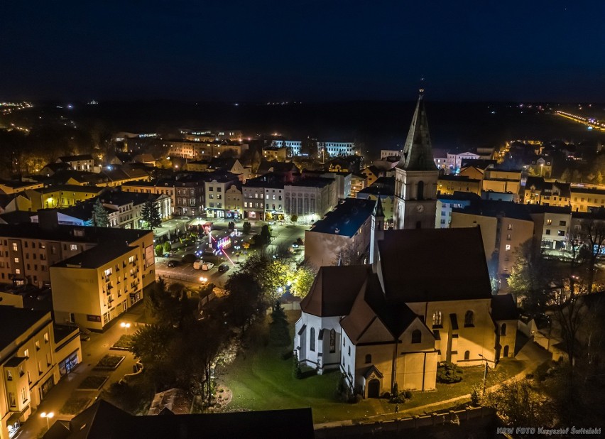 Olesno nocą - widok z lotu ptaka. Zdjęcia dronem wykonał...