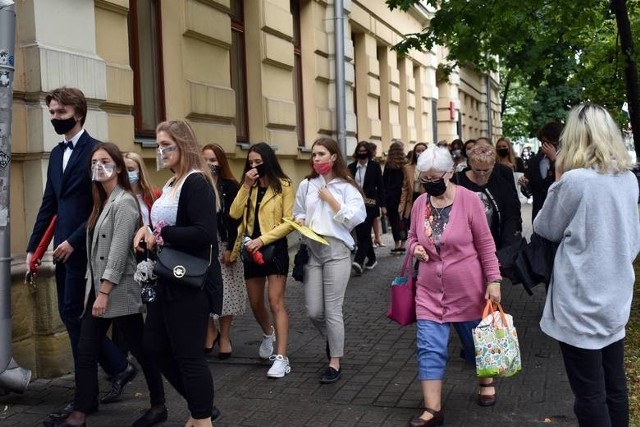 Do  I Liceum Ogólnokształcącego w Nowym Sączu uczęszcza ok. 1100 uczniów.