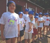Wakacje w Kucobach. Grupa dzieci wypoczywa w ośrodku ZHP