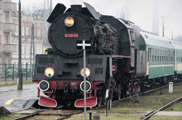 W strugach deszczu witano w Grudziądzu pociąg "Retro", który ciągnie najprawdziwszy parowóz. Skład przyjechał jako "Niedźwiadek" tu po przeglądzie technicznym i uzupełnieniu wody przez miejscową straż pożarną wyruszył do Jabłonowa i z powrotem jako "Klimek".W tę trasę pojechali pasażerowie z Grudziądza, ponieważ turyści z "Niedźwiadka" zwiedzali nasze miasto. Po powrocie z Jabłonowa już jako "Niedźwiadek" wyruszył w kierunku Kościerzyny. Zainteresowanie mimo deszczu spore.Prognoza pogody na 18.04.2016. TVN Meteo Active