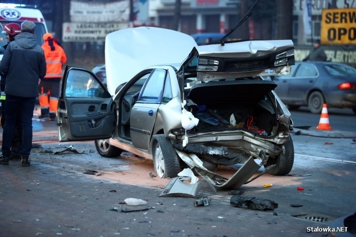 Wypadek na drodze krajowej 77. W zderzeniu trzech samochodów dwie osoby zostały ranne (ZDJĘCIA)