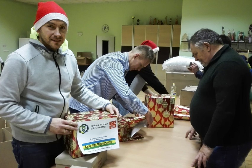 Piłkarze z Międzyrzecza k. Bielska-Białej kupili prezenty potrzebującej rodzinie ZDJĘCIA