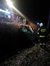 Wypadek na torach w gminie Słomniki. Samochód wpadł na torowisko, kierowca zdążył uciec przed zderzeniem z pociągiem