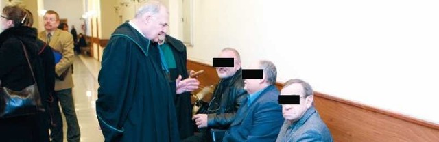 Precedensowy proces o zniszczenie wydmy szarej. Siedzą od lewej: Józef W., Andrzej Sz. i Ryszard T.