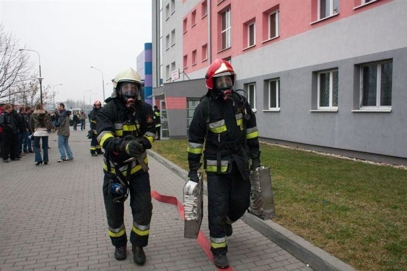 Ćwiczeniom poddawani byli sami studenci, strażacy i...