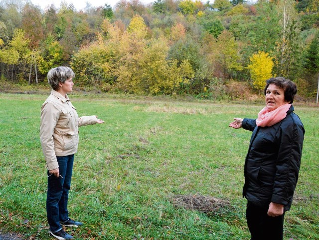 Projekt amatorskiego toru motocrossowego nie podoba się mieszkańcom Myślca. Sołtys Maria Węgrzyn (z prawej) i pani Danuta (z lewej) mówią, że mają oni inny pomysł na urządzenie terenu