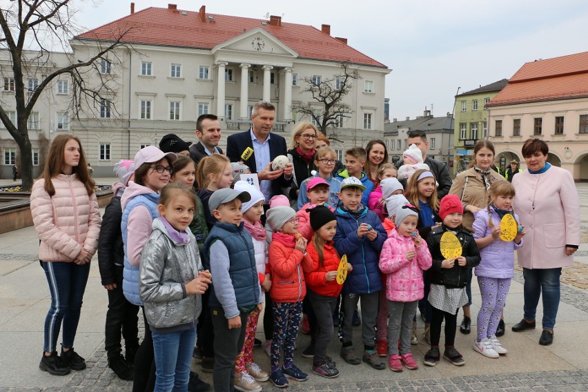 Prezydent Kielc i młodzi plastycy zamienili strusie jajo w pisankę. Teraz trafiła na licytację
