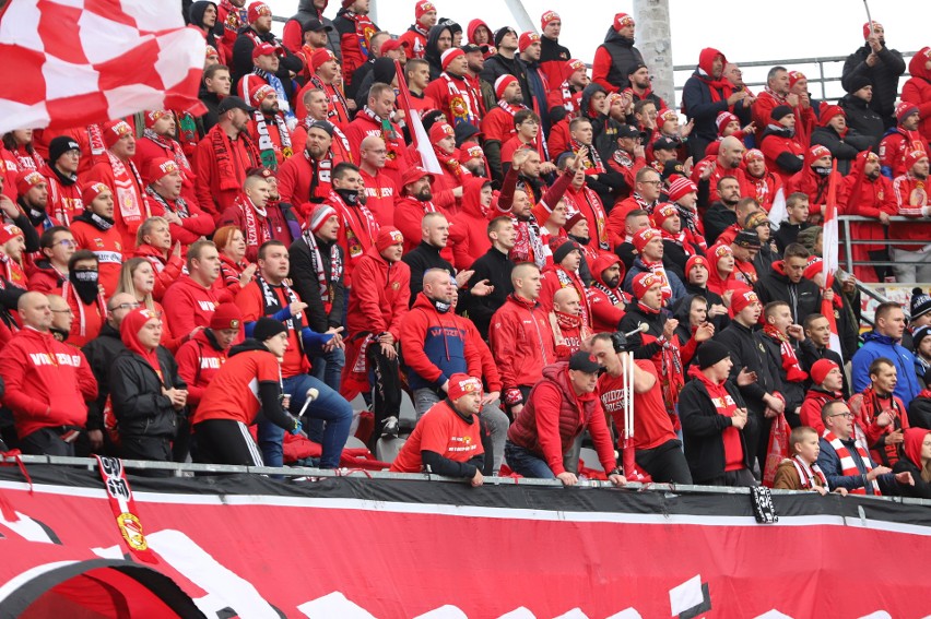 Liczna grupa kibiców Widzewa Łódź wspierała swój zespół dopingiem w meczu na Suzuki Arenie w Kielcach