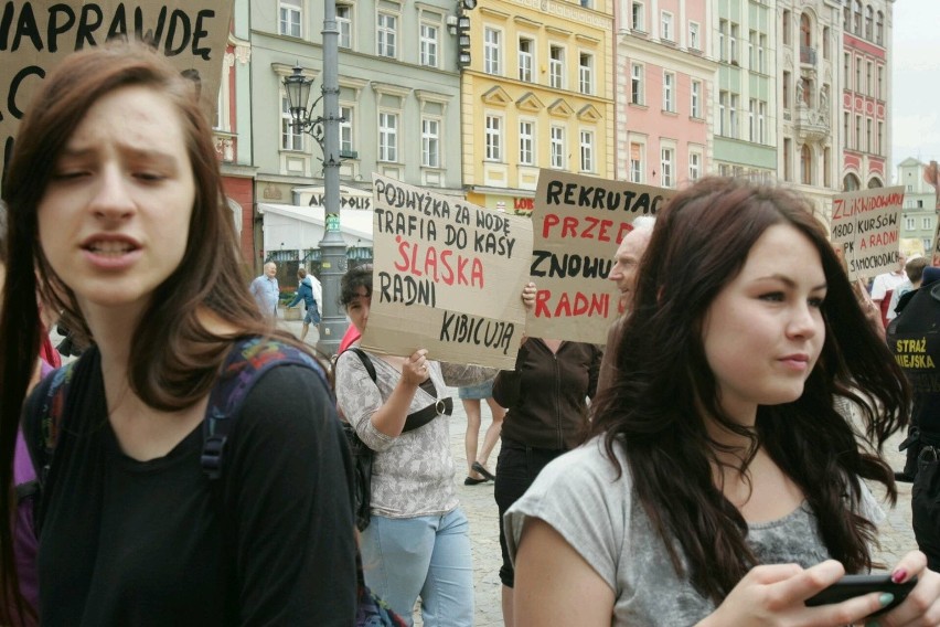 Wrocławianie protestowali pod ratuszem - "ludziom żyje się źle" (ZDJĘCIA)