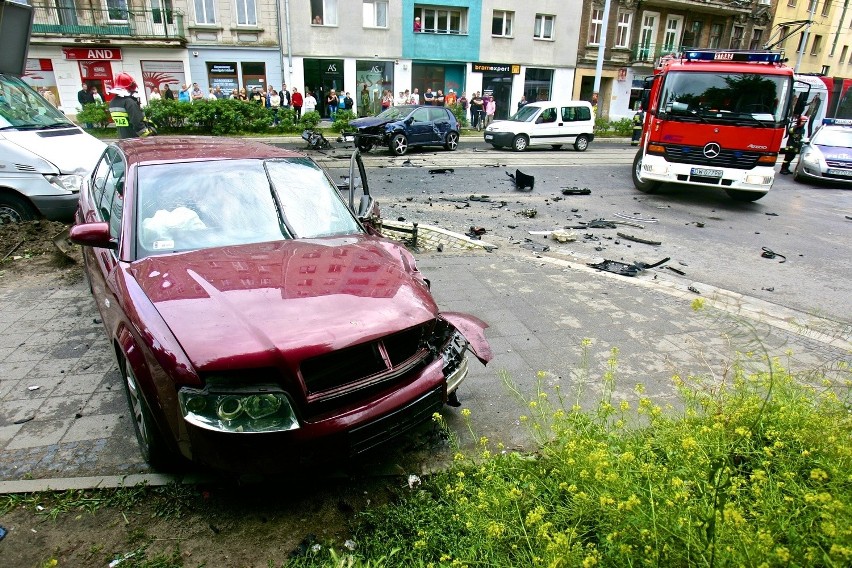 Wrocław: Wypadek czterech aut na Jedności Narodowej. Nie kursowały tramwaje (FOTO)
