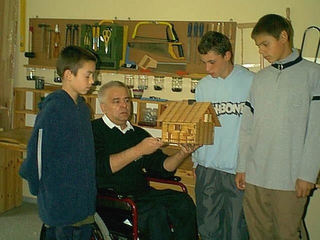 Zbigniew Małodziński prezentuje dom z zapałek. Oglądają (od lewej): Eliasz Kasprzysiak, Przemek Chwaszcz i Marek Faron.
