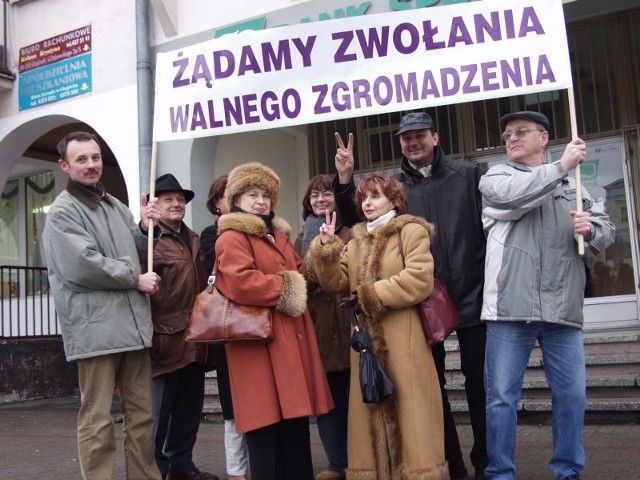 - Pod tym transparentem będziemy tutaj demonstrować w poniedziałek - mówią przedstawiciele mieszkańców głogóweckiej spółdzielni mieszkaniowej.