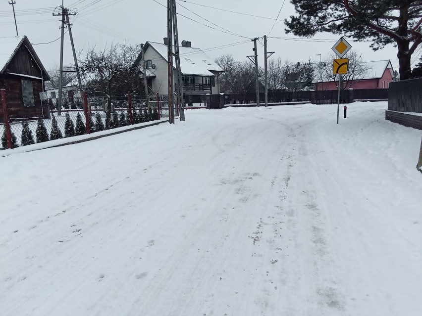 Ostrów. Na drogach śnieg i błoto. Główne drogi są przejezdne, ale na mniejszych ulicach i osiedlach jest ślisko. Zdjęcia