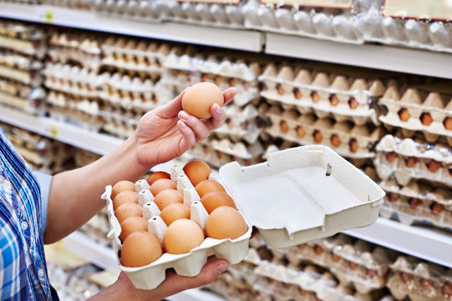 Coraz więcej firm deklaruje rezygnację ze sprzedaży jaj "trójek"