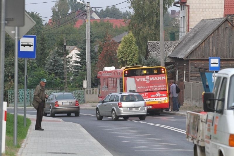 Szczyt drogowego bałaganu! Na drodze wojewódzkiej koło Kielc dano niezły popis. Jest przez to bardzo niebezpiecznie (zdjęcia)