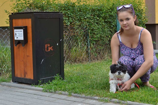 Magdalena Romanowska z Tosią obok kosza na psie odchody